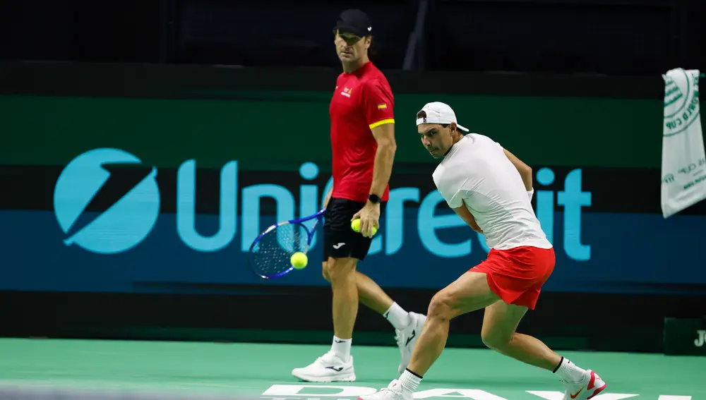 Nadal durante su entrenamiento previo al partido de eliminatoria de cuartos de final de Copa Davis en Málaga