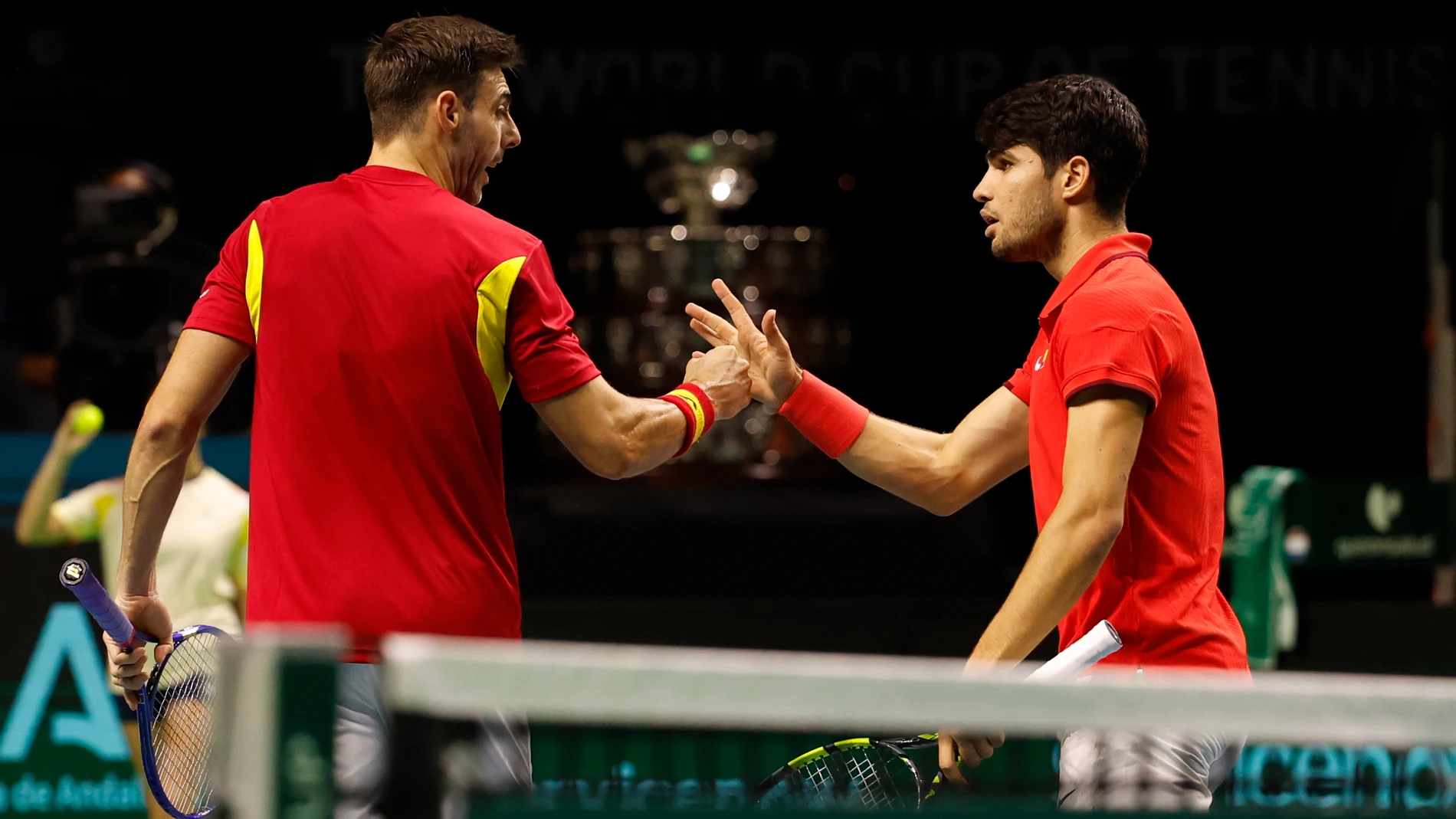 MÁLAGA, 19/11/2024.- Los tenistas de España Carlos Alcaraz (d) y Marcel Granollers celebran un punto durante su partido frente a la pareja de Países Bajos Wesley Koolhof y Botic Van de Zandschulp, correspondiente al tercer punto de los cuartos de final de la Copa Davis que se disputa hoy martes en el pabellón Martín Carpena de Málaga. EFE / Jorge Zapata.