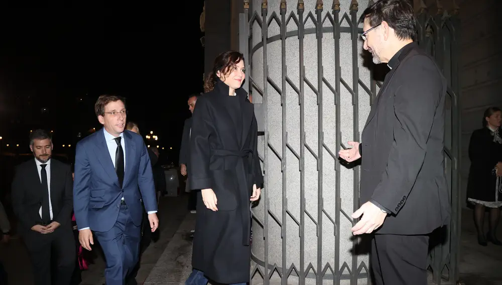 Isabel Díaz Ayuso junto a Almeida entrando a la misa.