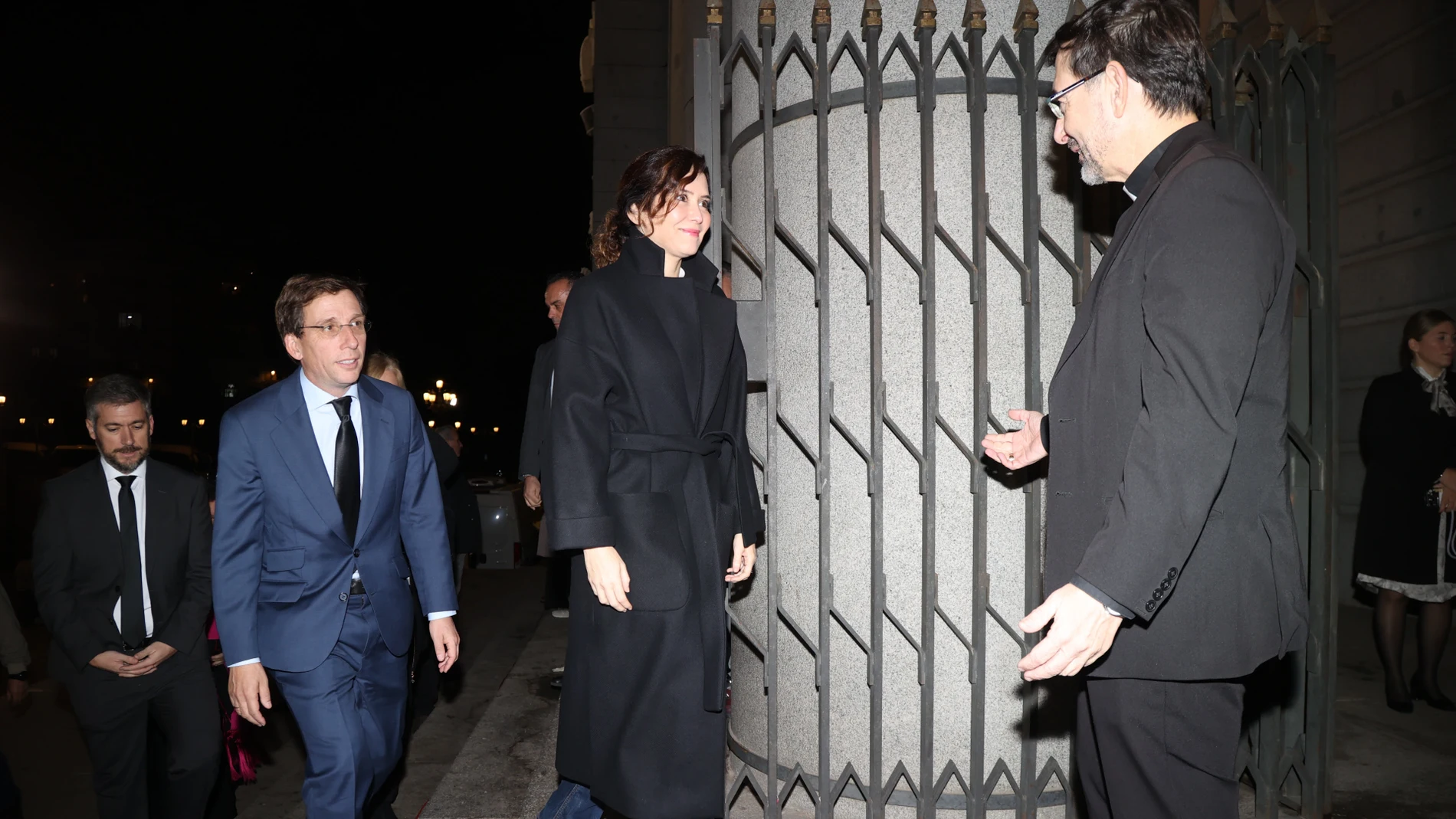 Isabel Díaz Ayuso junto a Almeida entrando a la misa.