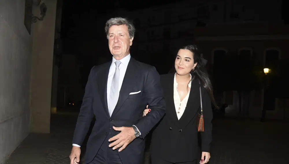 Cayetano Martínez de Irujo y Bárbara Mirjan en la misa funeral por la muerte de la duquesa de Alba