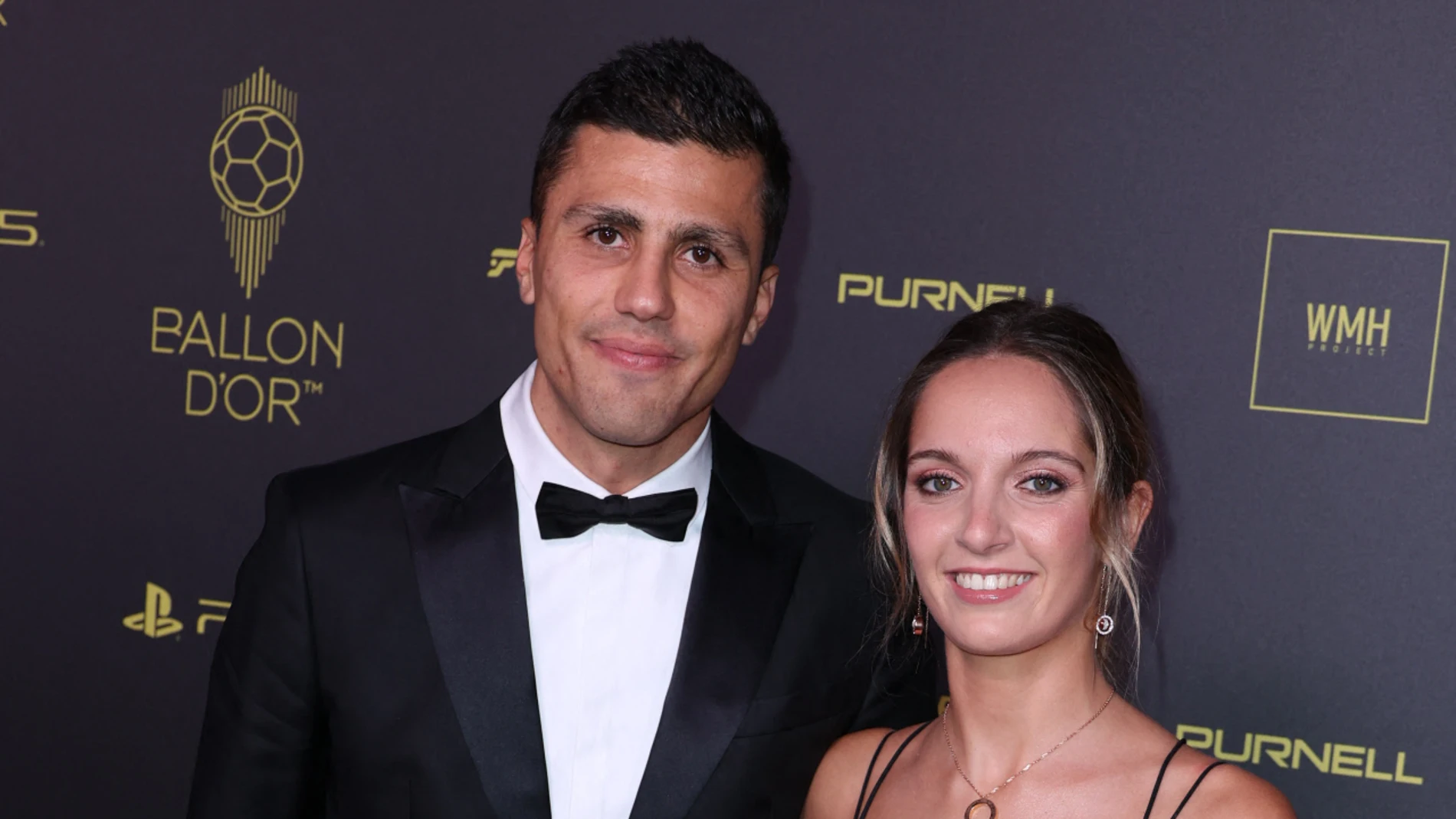 Rodri Hernández y Laura, su novia, durante la gala del Balón de Oro en París