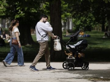 Familias con ni&ntilde;os en el parque del Retiro. 