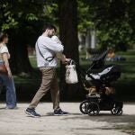 Familias con niños en el parque del Retiro. 