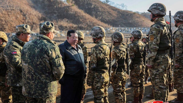 El l&iacute;der norcoreano, Kim Jong Un, durante una visita a un centro de entrenamiento militar