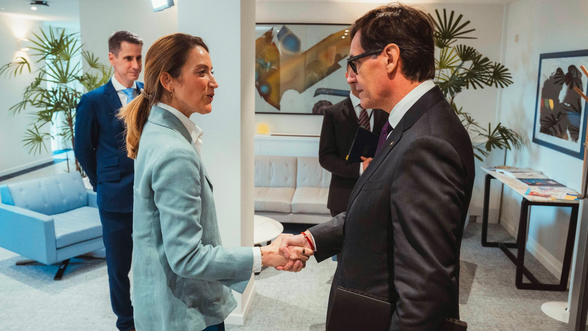 BRUSELAS , 20/11/2024.- El president de la Generalitat, Salvador Illa, durante su reunión con la presidenta del Parlamento Europeo, Roberta Metsola, este miércoles en Bruselas. EFE Arnau Carbonell Vidal/Generalitat SOLO USO DITORIAL/SOLO DISPONIBLE PARA ILUSTRAR LA NOTICIA QUE ACOMPAÑA (CRÉDITO OBLIGATORIO)