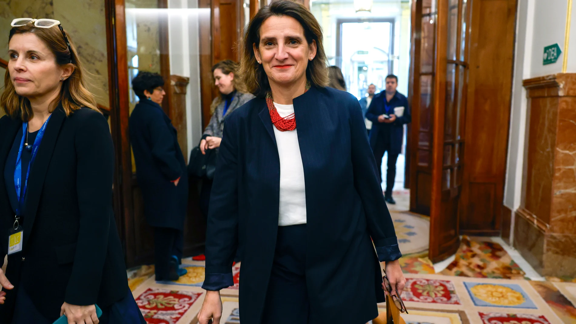 MADRID, 20/11/2024.- La vicepresidenta tercera del Gobierno, Teresa Ribera, comparece este miércoles en el Congreso y el Senado para ofrecer sus explicaciones sobre su gestión de la dana mientras sigue en el aire su nombramiento como vicepresidenta de la Comisión Europea por el veto del PP, en los pasillos del Congreso. EFE/ Mariscal