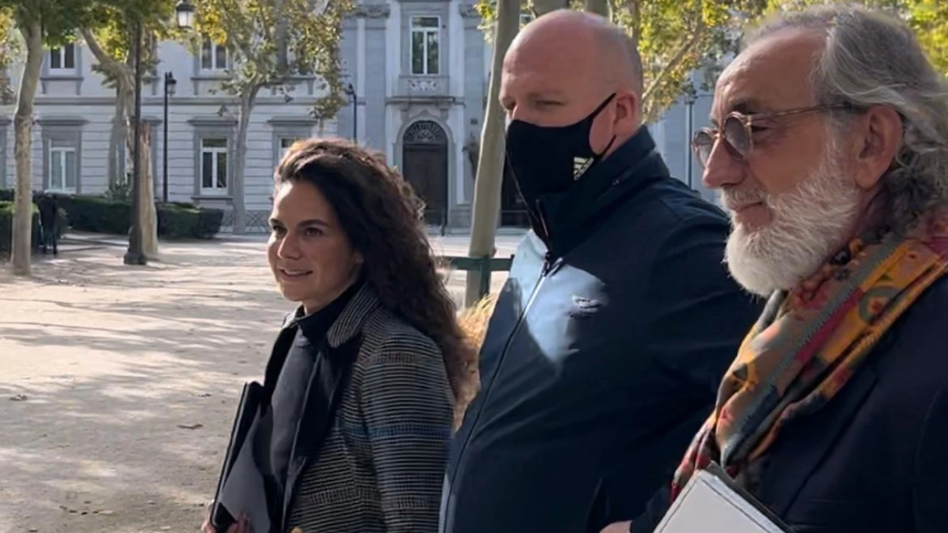 Álvaro Romillo, en el centro, sale de la Audiencia Nacional