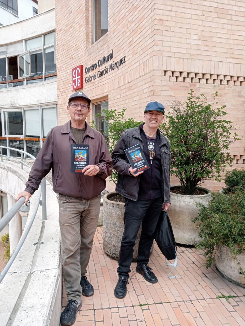 Alberto La Rotta, pintor colombiano, izqda, y Félix Rosado muestran el libro "Colombia, Colibríes y Campanas"