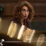 La vicepresidenta primera y ministra de Hacienda, María Jesús Montero, interviene durante una sesión plenaria en el Congreso de los Diputados, a 20 de noviembre de 2024, en Madrid (España).