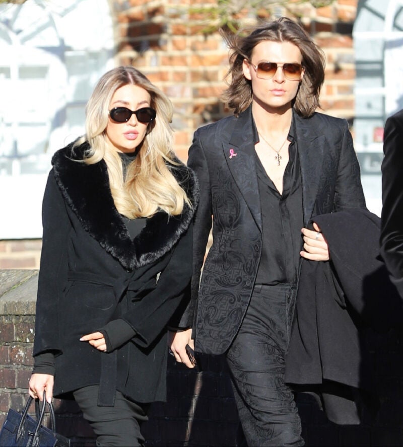 Kate Cassidy, novia de Liam Payne, y Damian Hurley en el funeral del artista