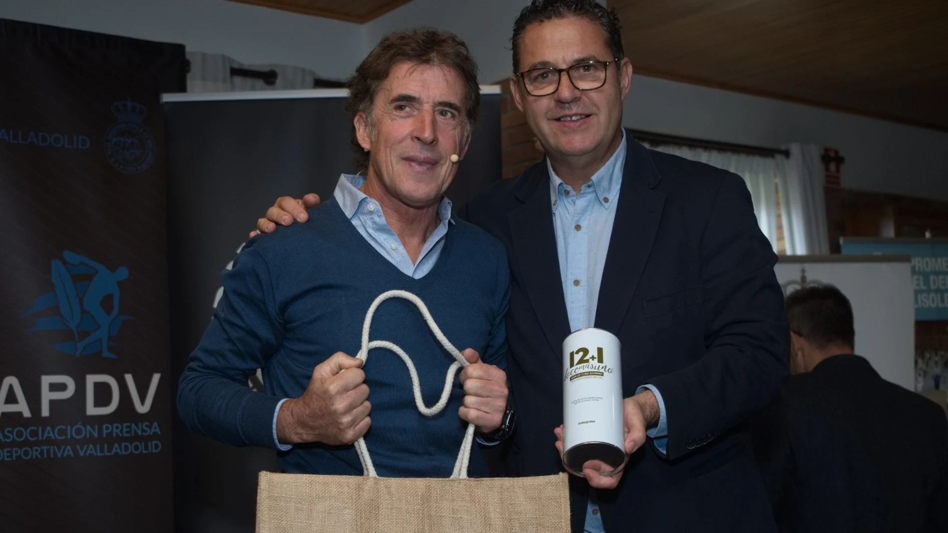 Pedro Delgado en los "Desayunos de la APDV" junto al presidente Lolo Velasco