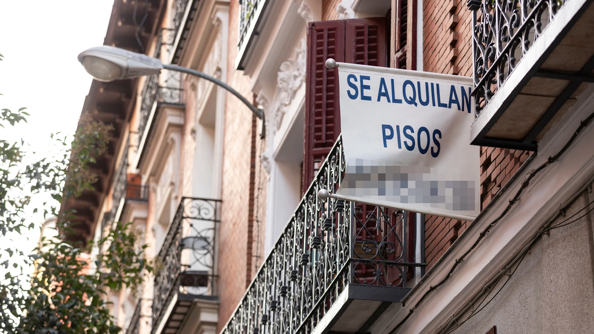 Carteles de venta y alquiler de viviendas en Madrid.