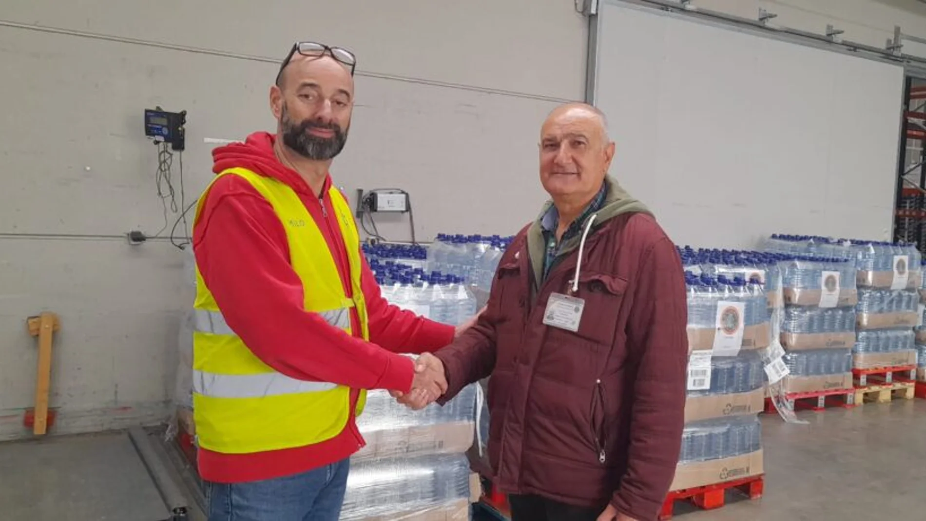 A la derecha, el presidente del Círculo Ahumada, Juan José Brihuega, saluda a Emilio, miembro del Banco de Alimentos