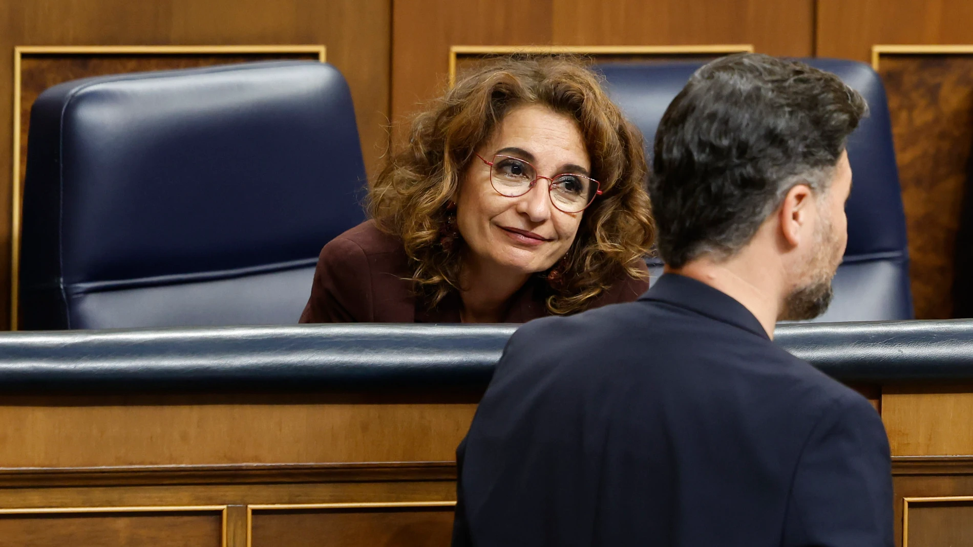 MADRID, 20/11/2024.- El portavoz de ERC, Gabriel Rufián, pasa ante la vicepresidenta primera del Gobierno y ministra de Hacienda, María Jesús Montero, durante la sesión de control al Gobierno que se celebra este miércoles en el Congreso. EFE/ Mariscal