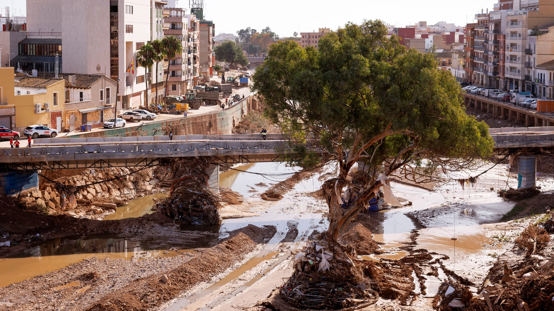 PAIPORTA (VALENCIA), 20/11/2024.- Imagen de uno de los puentes que cruza el Barranco del Poyo de la localidad valenciana de Paiporta que este miércoles continúa siendo, tres semanas después de la dana, un trasiego de maquinaria pesada, militares y policías y voluntarios venidos de toda España. EFE/Villar López