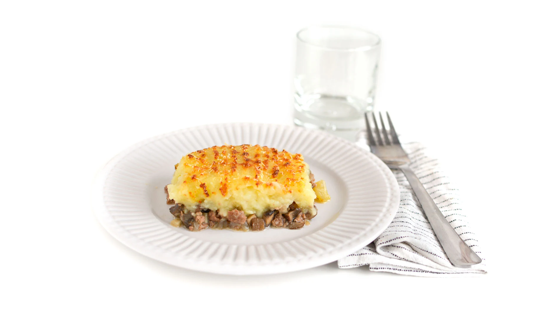 Plato con pastel de carne, verduras y puré de patata
