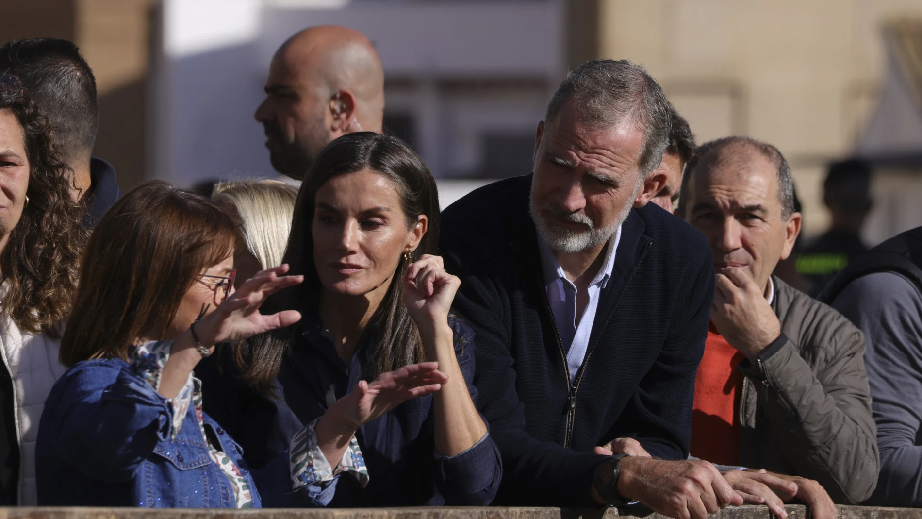 Los Reyes Felipe VI y Letizia en su segunda visita a las zonas de Valencia afectadas por la DANA