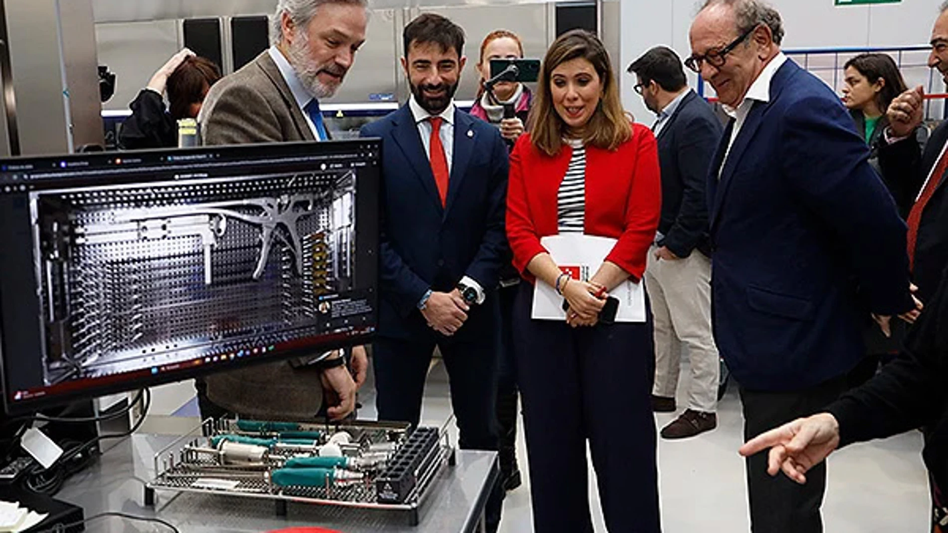 Agustín Canales, director de Traumatología de Cardiva, guía a Roberto Ronda, Pilar Jimeno e Ignacio Vega durante la visita
