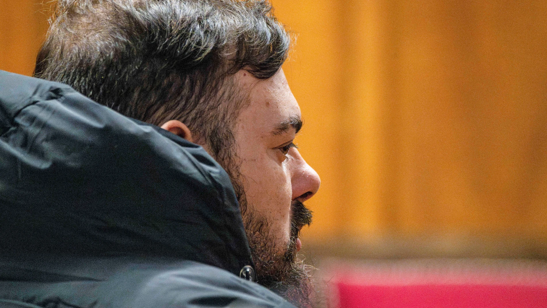 OURENSE, 20/11/2024.- El acusado Diego Rodríguez se sienta en el banquillo de la Audiencia Provincial de Ourense en la primera sesión del juicio que se celebra contra él por el crimen de Velle, este miércoles. Rodríguez se enfrenta a penas de hasta 24 años de prisión -17 por un delito de asesinato y 7 por el delito de asesinato intentado-, en el primer caso en esta provincia en el que se solicita la prisión permanente revisable.-EFE/ Brais Lorenzo