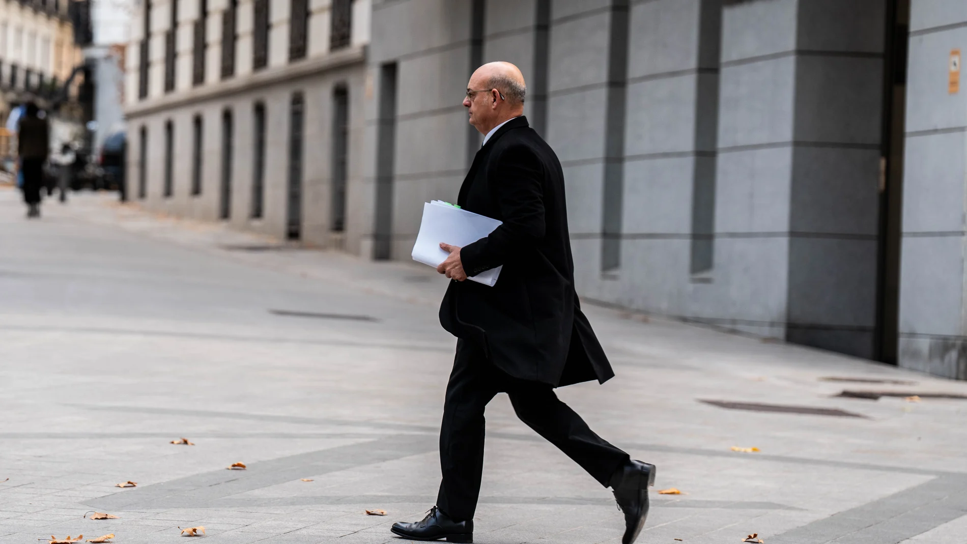 El abogado del presunto conseguidor de la trama ‘Koldo’, José Antonio Choclán, a su llegada a la Audiencia Nacional, a 21 de noviembre de 2024, en Madrid (España). El juez de la Audiencia Nacional que instruye el 'caso Koldo' toma declaración como investigado al presunto conseguidor de la trama, el empresario Víctor de Aldama, después de que solicitase comparecer de forma voluntaria para "prestar declaración de conformidad". Este movimiento se produce después de que el Supremo acordara recien...