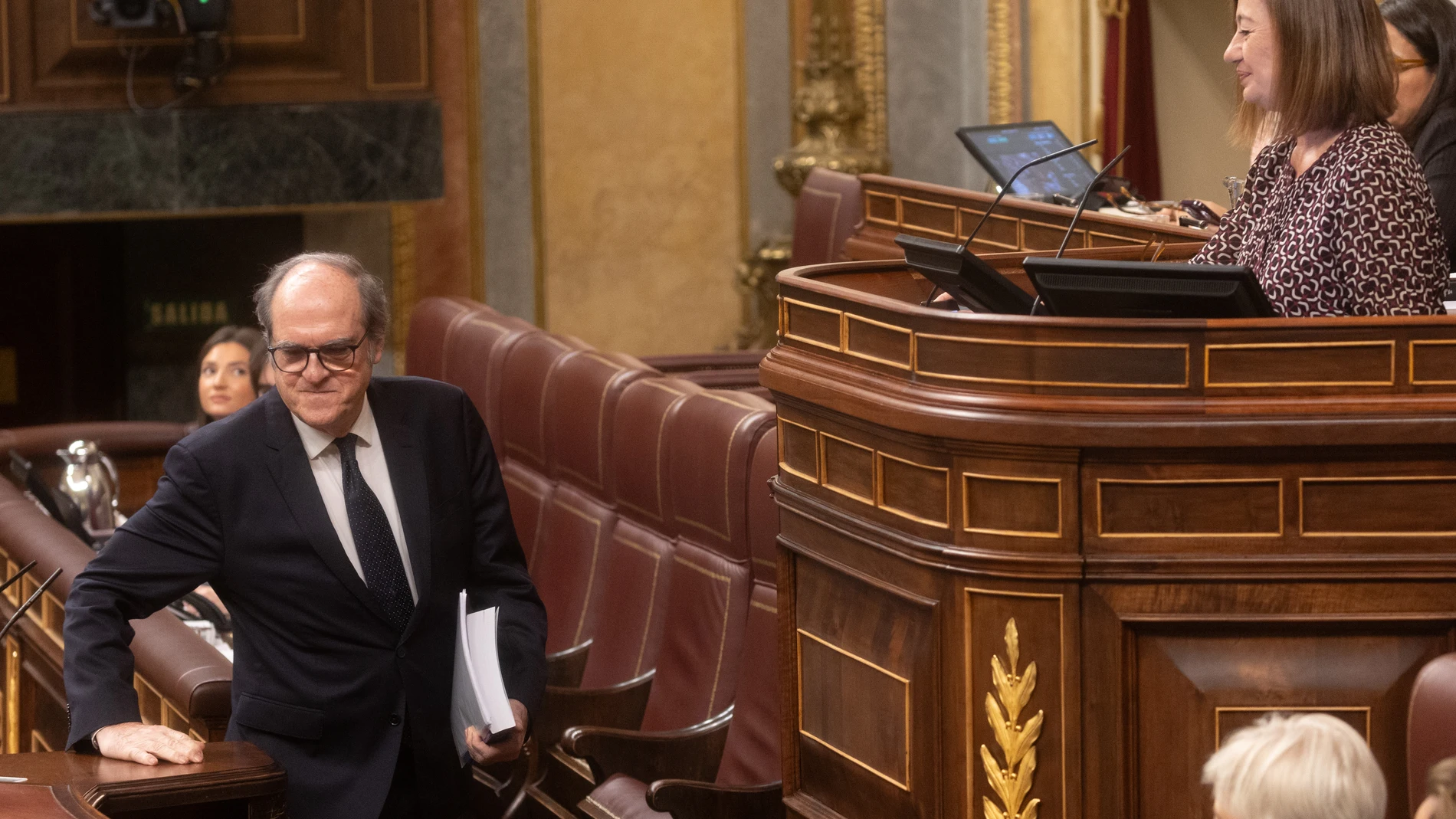 El defensor del pueblo, Ángel Gabilondo y la presidenta del Congreso de los Diputados, Francina Armengol, antes de intervenir en la sesión plenaria en el Congreso de los Diputados, a 21 de noviembre de 2024, en Madrid (España). El Defensor del Pueblo presenta hoy su informe sobre los abusos sexuales en el ámbito de la Iglesia católica y el papel de los poderes públicos. Gabilondo ya presentó las conclusiones del documento el pasado 15 de octubre ante la Comisión Mixta (Congreso-Senado) que se...