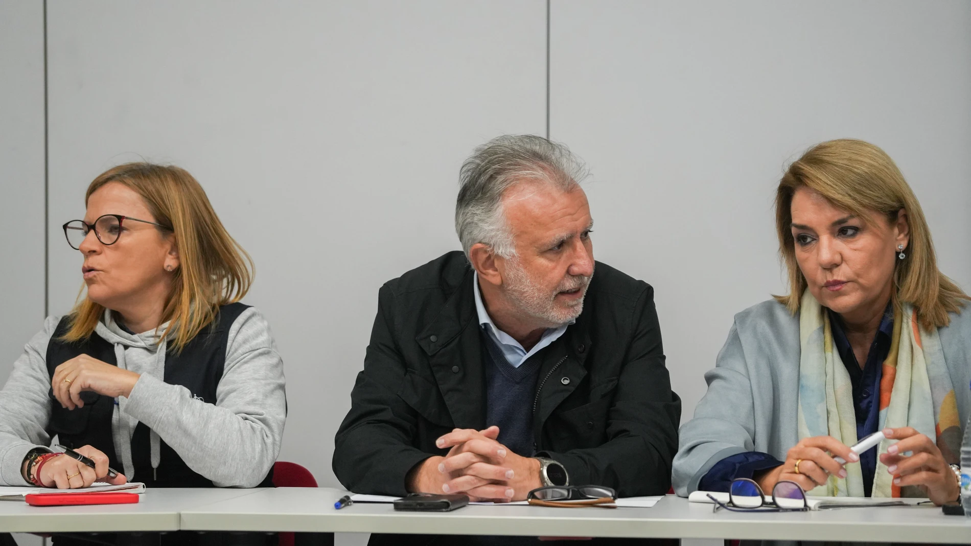 (I-D) La delegada del Gobierno en la Comunidad Valenciana, Pìlar Bernabé; el ministro de Política Territorial, Ángel Víctor Torres y la nueva portavoz del Govern de Valencia, Susana Camarero, durante una reunión del Centro de Coordinación Operativo Integrado (CECOPI) de la Comunitat Valenciana, a 21 de noviembre de 2024, en l'Eliana, Valencia, Comunidad Valenciana (España). Desde el CECOPI, se coordinan las labores de emergencia en las zonas afectadas por la DANA. 21 NOVIEMBRE 2024;ÁNGEL VI...