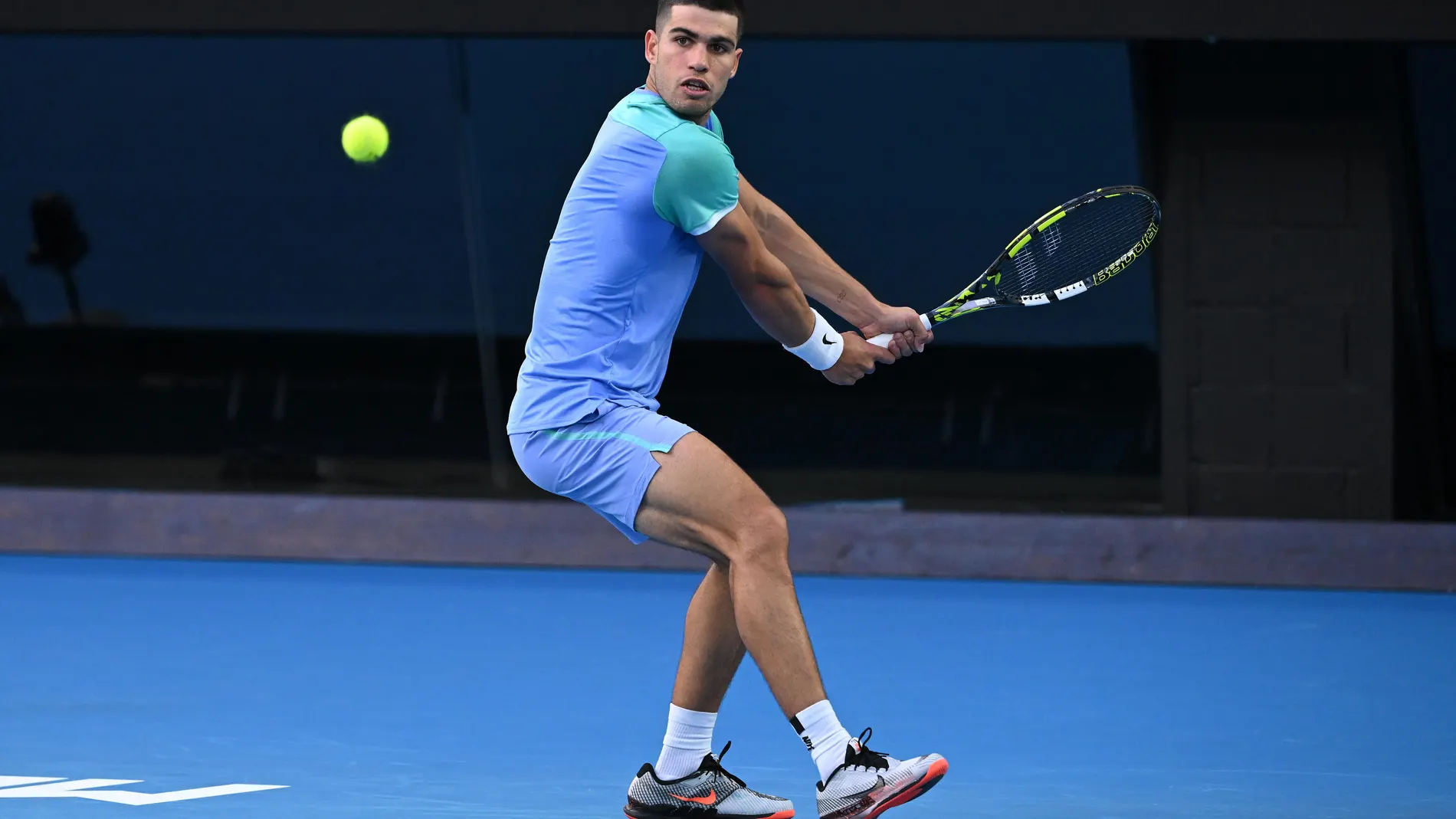Melbourne (Australia), 08/01/2025.- Carlos Alcaraz of Spain in action during a charity match against Alex de Minaur of Australia in Melbourne, Australia, 08 January 2025. (Tenis, España) EFE/EPA/JAMES ROSS AUSTRALIA AND NEW ZEALAND OUT