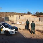 Agentes del Seprona en su intervención en una construcción irregular de una vivienda