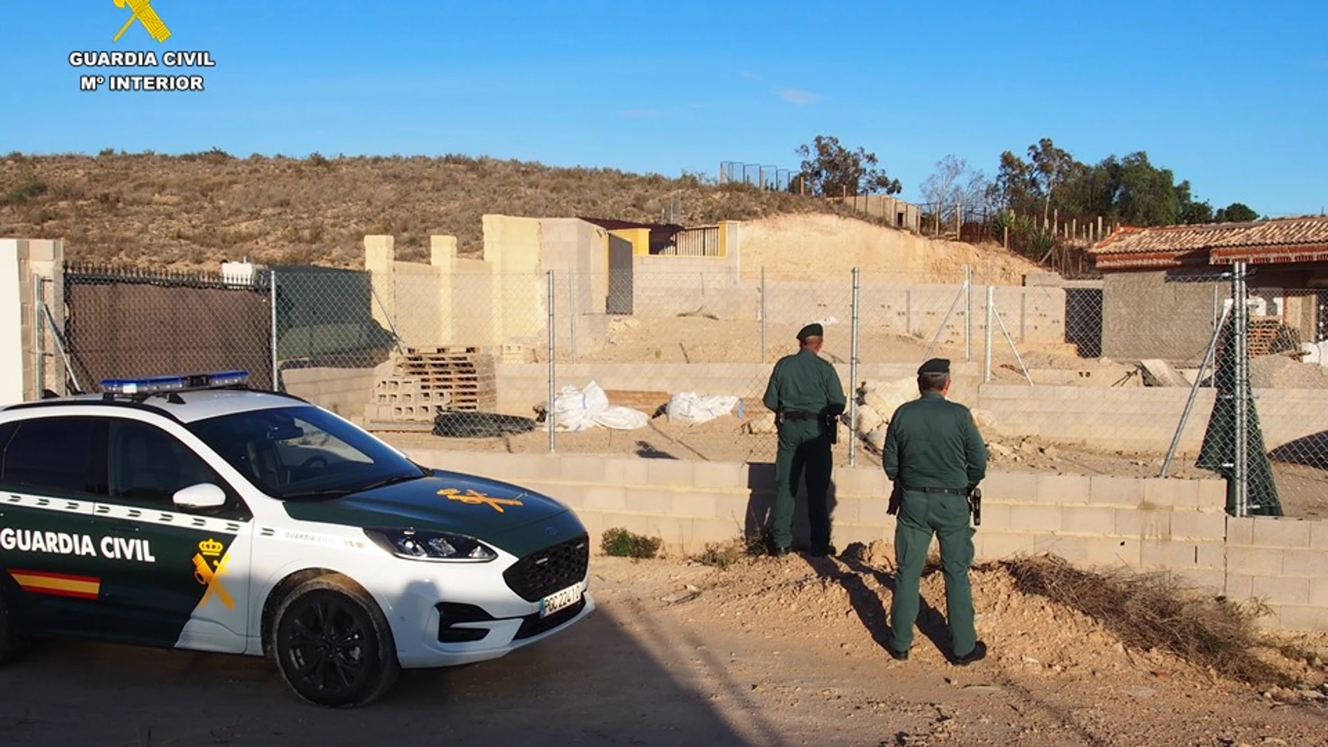 Agentes del Seprona en su intervención en una construcción irregular de una vivienda