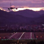Aviones aterrizan con dificultades por viento en el aeropuerto de Bilbao