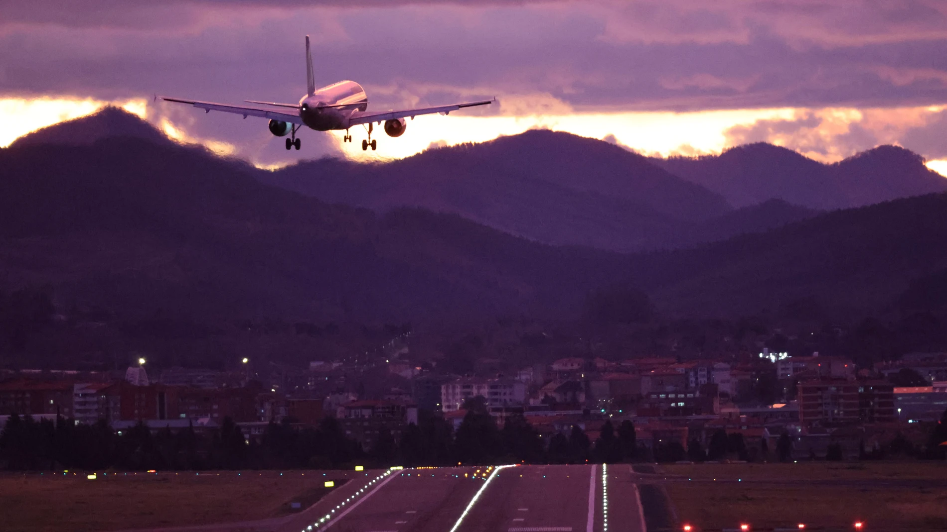 LOIU (BIZKAIA), 08/01/2025.- Un avión durante la maniobra de aproximación a la pista de rodadura del aeropuerto de Bilbao este miércoles. El temporal ha cancelado un vuelo a Santiago de Compostela previsto para las 7.00 horas. Las rachas ya han alcanzado los 130 km/h, en Punta Galea 128, en Cerroja (Carranza) 121 y Orduña 120, según datos dados a conocer por Euskalmet. EFE/Luis Tejido
