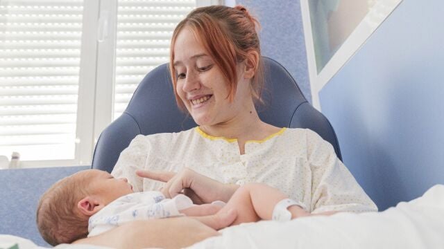 Una mujer con su bebé recién nacido en el Hospital de Jaén.