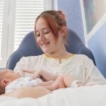 Una mujer con su bebé recién nacido en el Hospital de Jaén.