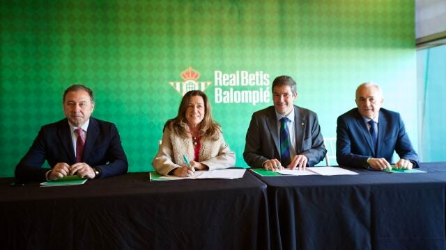 El delegado del Gobierno andaluz, la consejera de Educación, el CEO del Real Betis y el presidente de la fundación RBB, durante la firma del convenio.