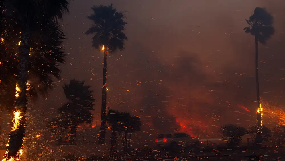 El gobernador de California declara el estado de emergencia por los incendios forestales que afectan a Los Ángeles