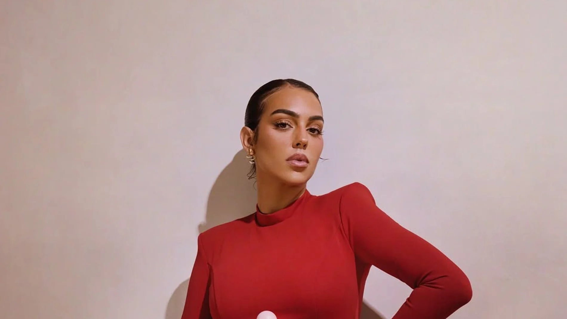 Georgina Rodríguez con vestido rojo.