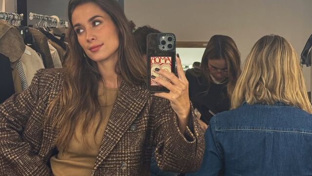 María Pombo con manicura que estiliza las manos.
