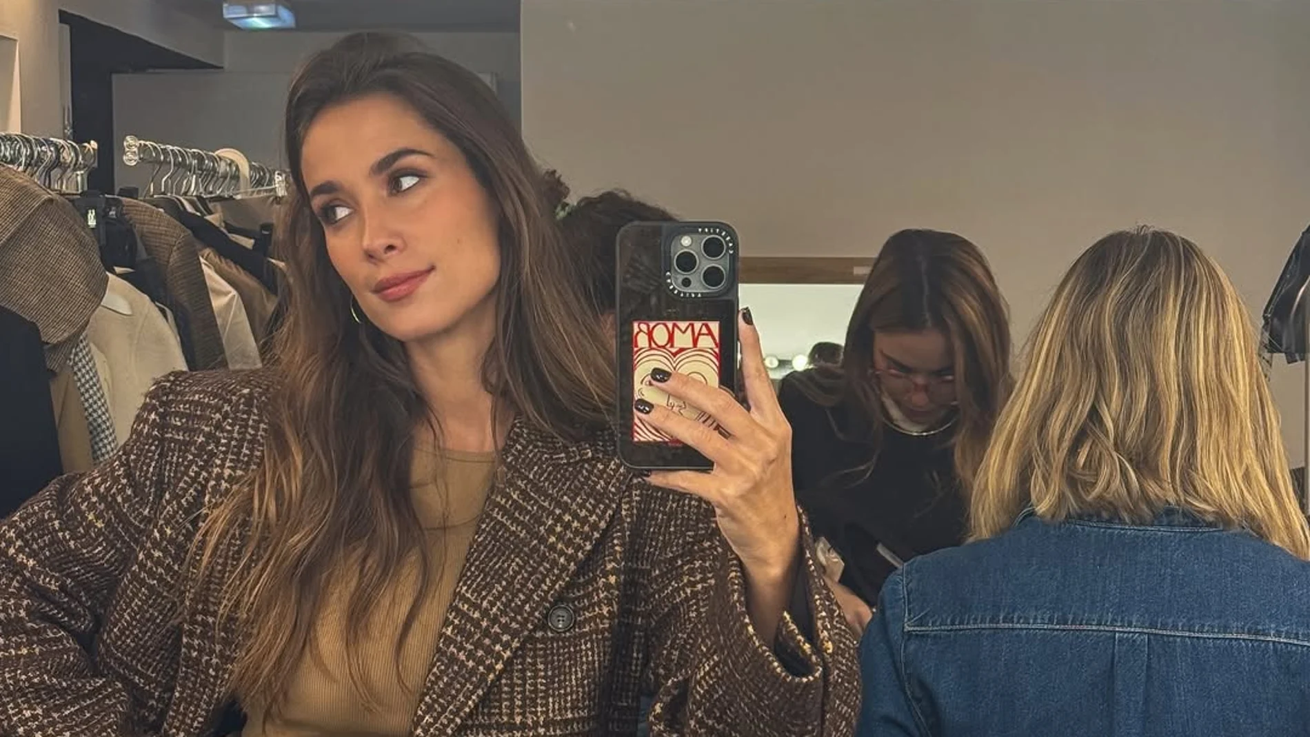 María Pombo con manicura que estiliza las manos.
