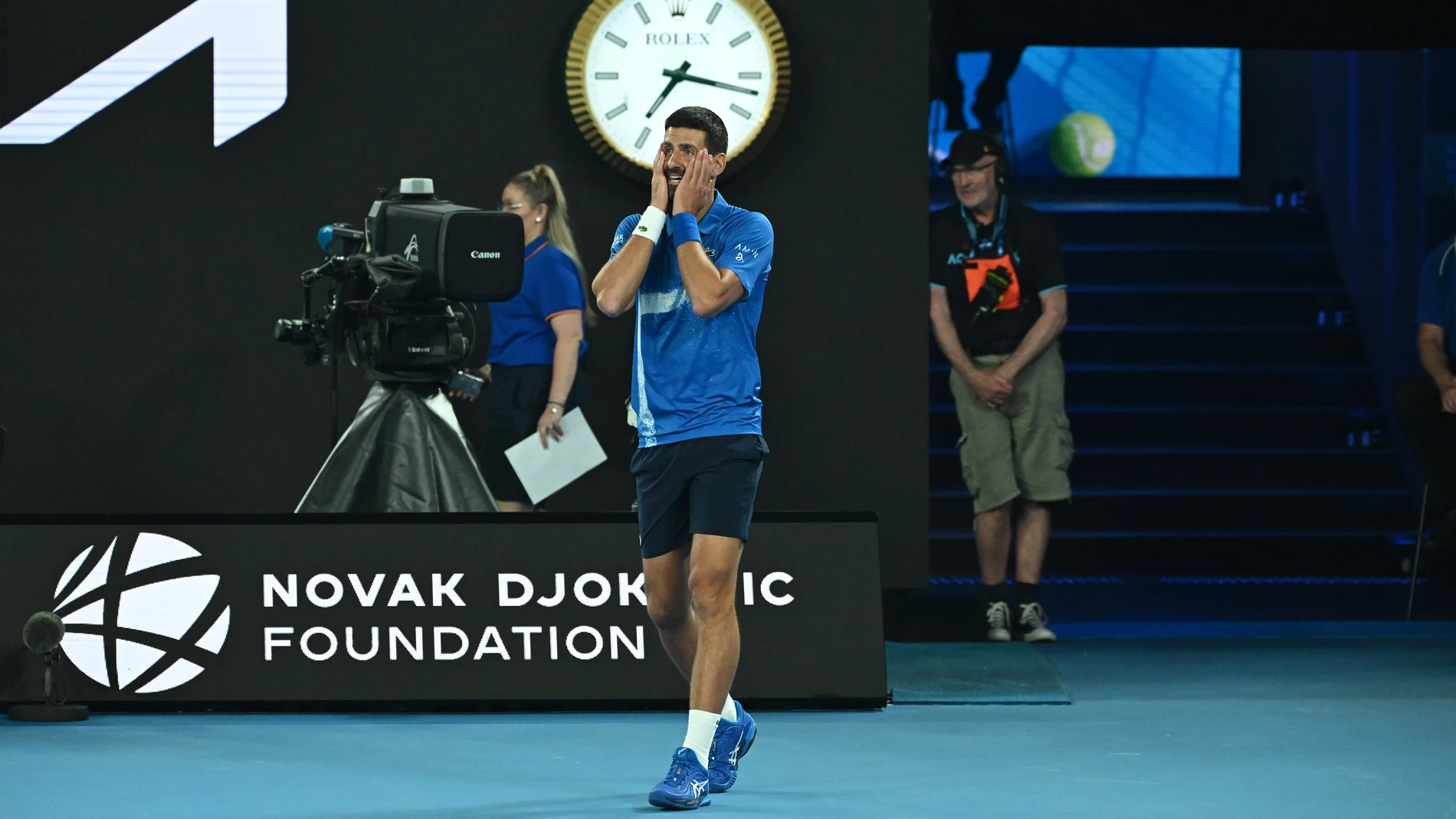 09 January 2025, Australia, Melbourne: Serbian tennis player Novak Djokovic reactsduring a one set match against German tennis player Alexander Zverev in a charity tennis event ahead of the 2025 Australian Open at Rod Laver Arena in Melbourne. Photo: James Ross/AAP/dpa 09/01/2025 ONLY FOR USE IN SPAIN