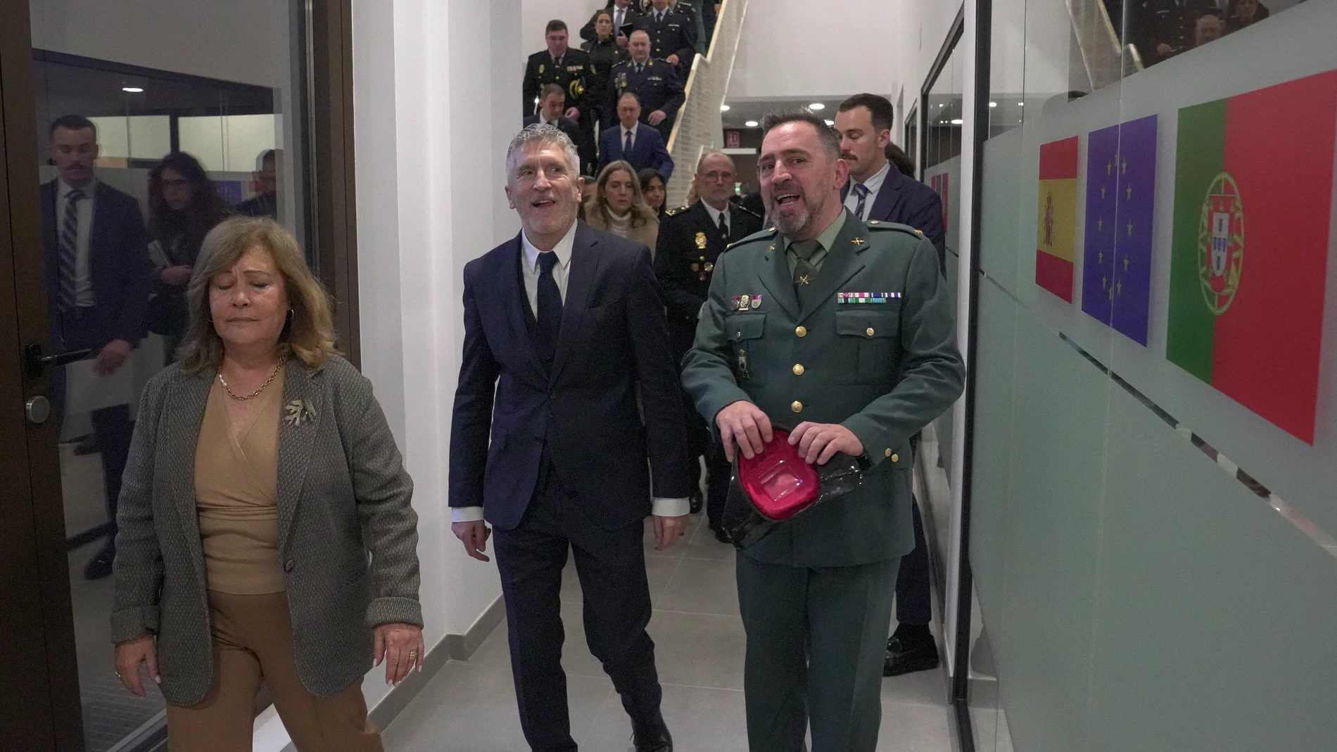 El ministro del Interior, Fernando Grande-Marlaska y la ministra de Administración Interna de Portugal, Maria Margarida Blasco, junto a agentes de la Guardia Civil, durante la inauguración de las nuevas instalaciones del Centro de Cooperación Policial y Aduanera, a 9 de enero de 2025, en Tui, Pontevedra, Galicia (España). Durante su visita, Marlaska ha destacado la apertura de la sede como un ‘’hito de colaboración policial’’ entre España y Portugal. 09 ENERO 2025;TUI;PONTEVEDRA;GALICIA;POL...