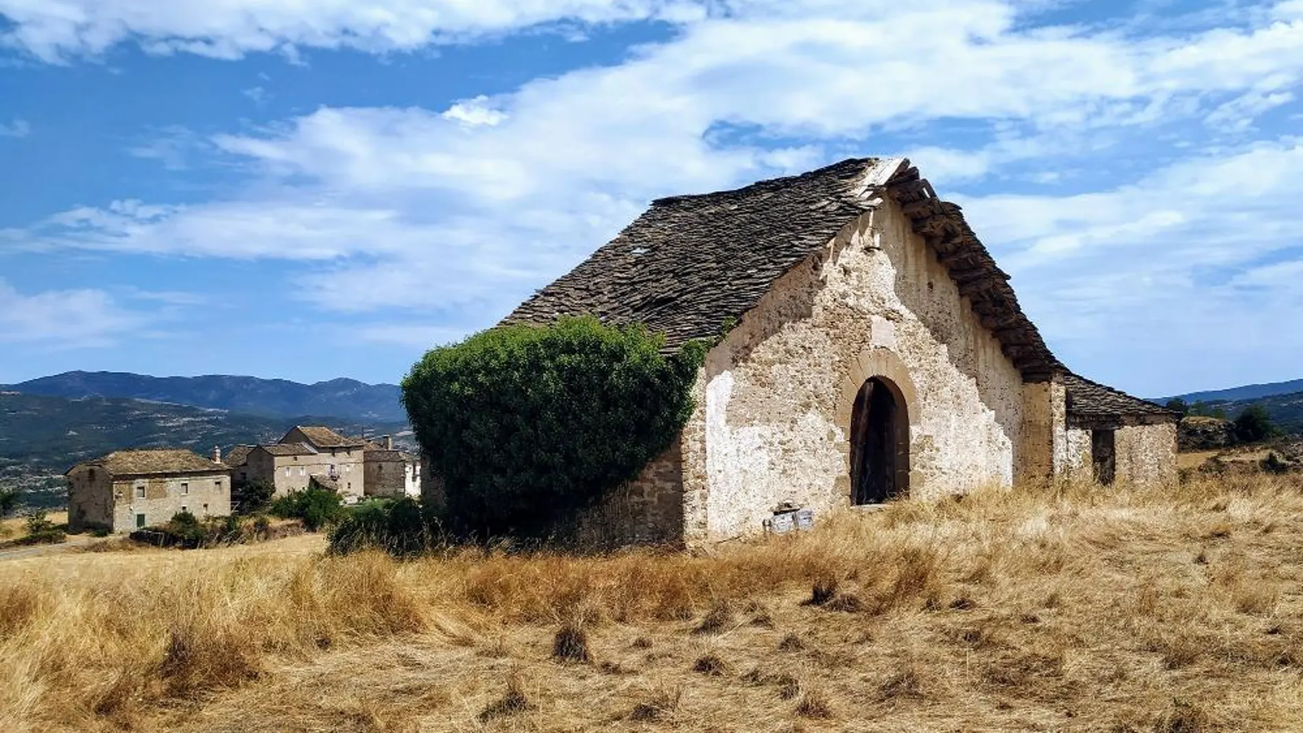 Polémica en Huesca: un empresario condenado por fraude aparece retratado como un santo en una iglesia románica