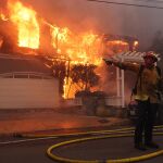 VÍDEO: EEUU.- Ascienden a cinco los muertos por los incendios en Los Ángeles (EEUU)