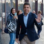Mazón esta mañana a su llegada a la reunión con Feijóo y los alcaldes afectados