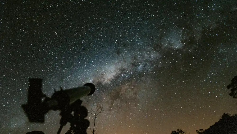 Telescopio cielo nocturno
