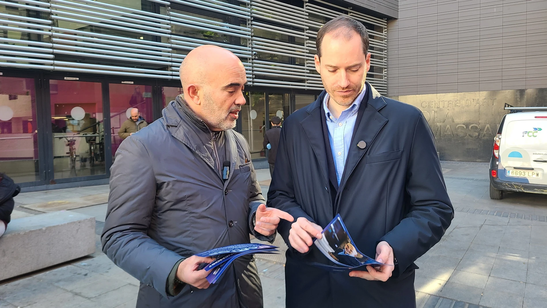 (I-D) El líder del PP en el Ayuntamiento de Barcelona, Daniel Sirera, y el portavoz del PP en el Parlament, Juan Fernández, atienden a los medios ante la Antiga Massana EUROPA PRESS 09/01/2025