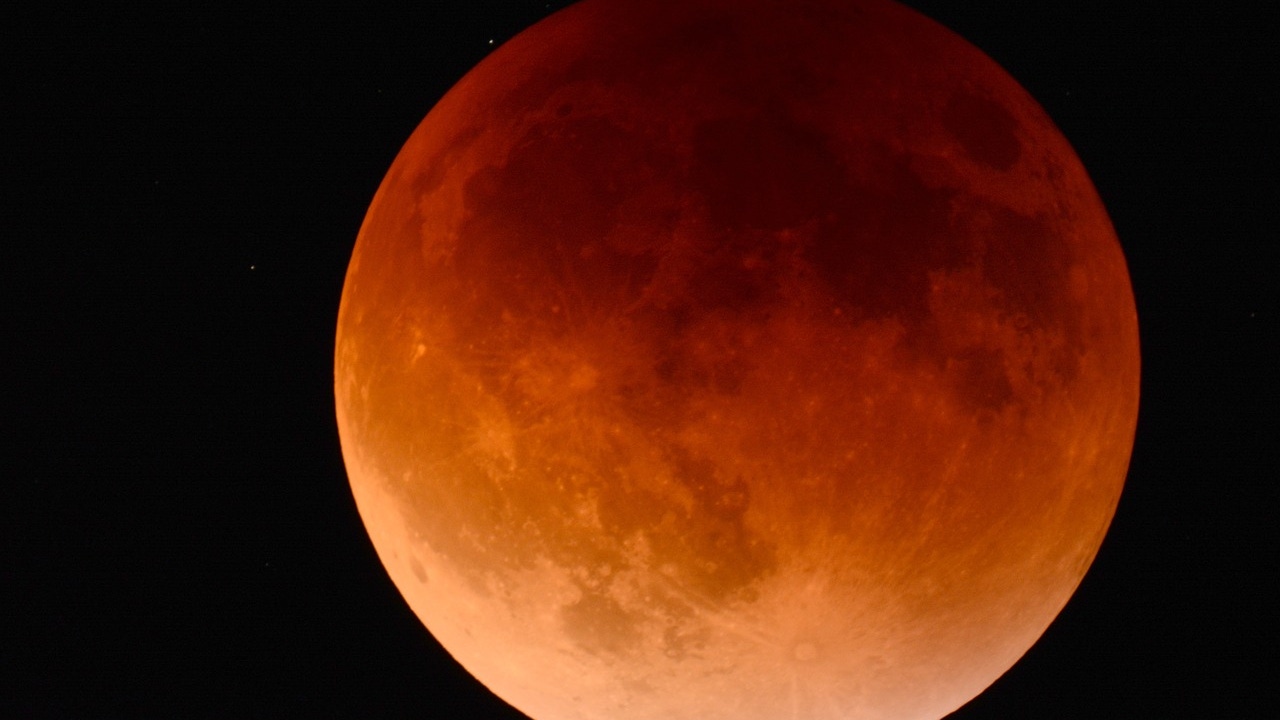Eclipse lunar total este domingo en España: cómo y dónde ver la luna de sangre