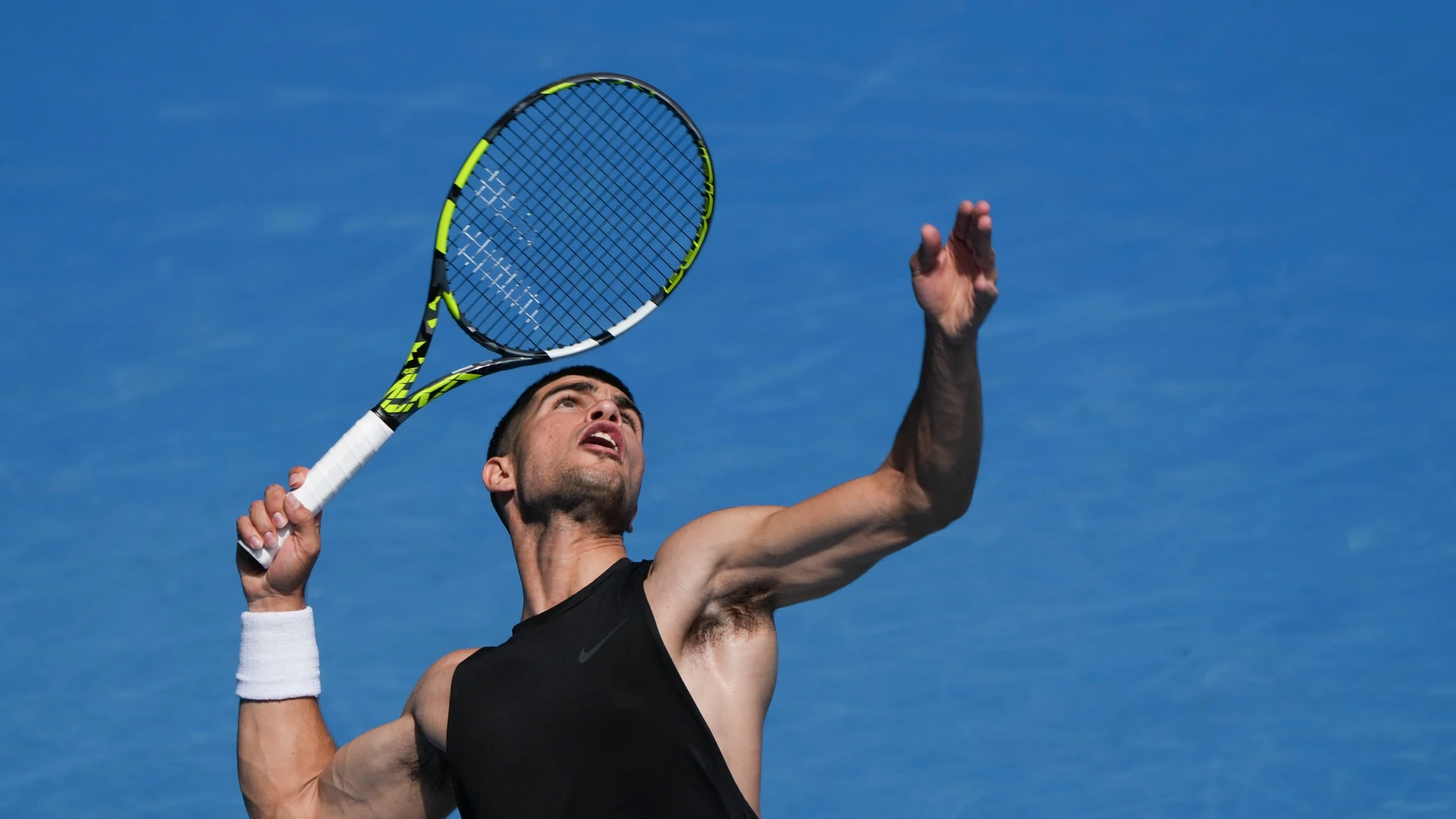 Spain's Carlos Alcaraz serves during a practice session ahead of the Australian Open tennis championship in Melbourne, Australia, Thursday, Jan. 9, 2025. (AP Photo/Mark Baker)