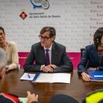 Reunión del presidente de la Generalitat, Salvador Illa; la consellera Núria Parlon y la alcaldesa de Sant Adrià de Besòs, Filo Cañete.