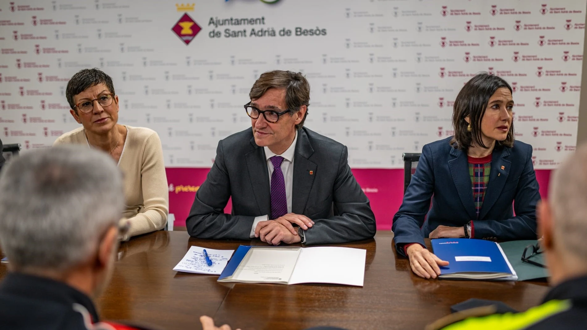 Reunión del presidente de la Generalitat, Salvador Illa; la consellera Núria Parlon y la alcaldesa de Sant Adrià de Besòs, Filo Cañete. LORENA SOPENA - EUROPA PRESS 09/01/2025